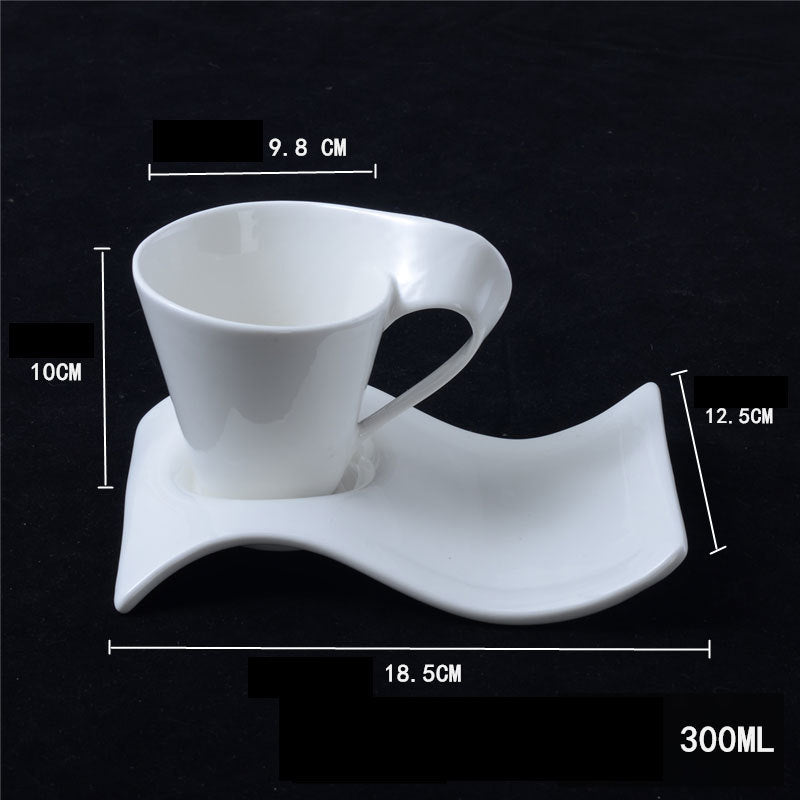 Xícara de Cerâmica e Pires em Formato de Onda - 300ml
